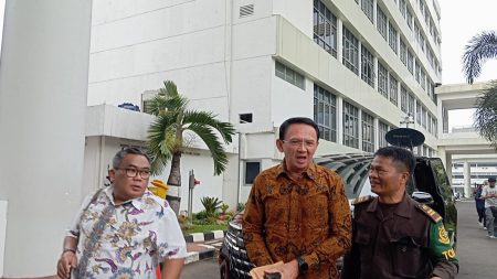 Menjadi saksi kasus korupsi minyak Pertamina, Ahok tiba di kantor jaksa agung