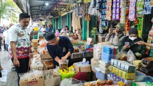 Menjelang Idul Fitri, Bupati Harga Makanan Klaten Sidak di Pasar Srago