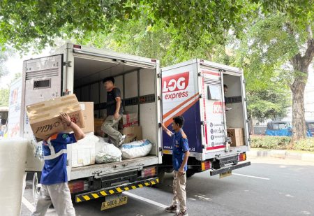 Menjelang pengiriman barang melalui logistik alami dari lonjakan