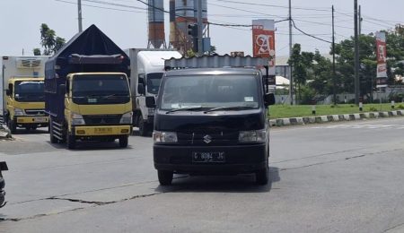 Menjelang persimpangan lewat barang yang lewat, truk berada di garis Pantura