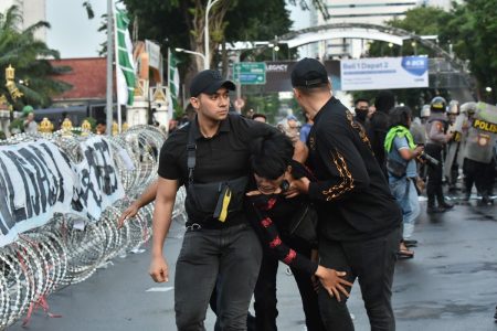 Menolak hukum TNI, siswa Surabaya bentrok dengan polisi