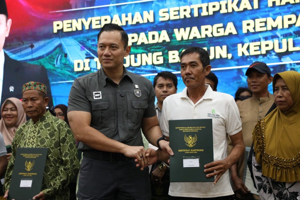 Menteri Koordinasi Agus Harimurti Yudhono menyerahkan warga SHM yang terkena dampak pengembangan area terintegrasi Eco-City Rempang