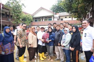 Menteri Pendidikan dan Dikdasmen memberikan bantuan dana untuk sekolah dan peralatan pembelajaran kepada siswa yang terkena dampak Bekasi Banjir