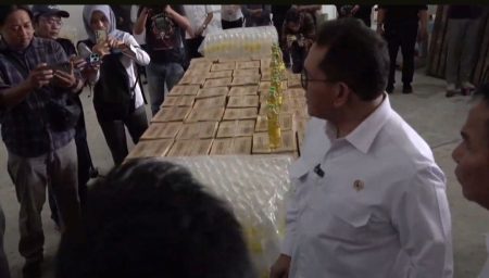 Menteri Perdagangan Segel Gudang Minyak di Karawang