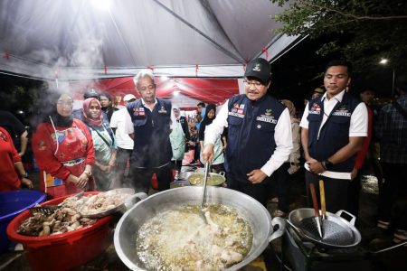 Menteri Sosial Gus Ipul Membantu Mempersiapkan Sahur untuk Korban Banjir Bekasi