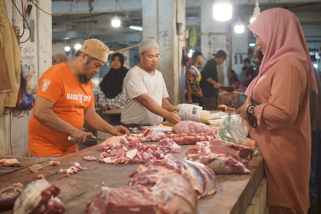 Menyambut bulan puasa Ramadhan, daging dan rempah -rempah dalam menjual dengan baik