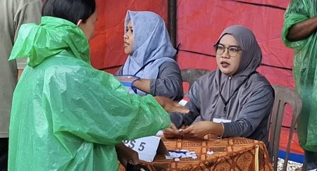 Meskipun hujan lebat, pemilih benar -benar berkerumun di TPS di PSU di Bangka Barat