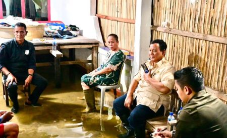 Momen prabowo memeriksa banjir bekasi terbuka dengan penduduk, menghubungi pejabat dan pastikan MBG sedang berjalan