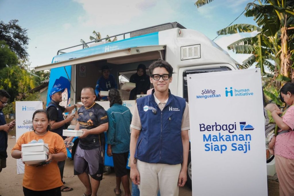 Musisi Ardhito Pramono ditambah dengan bantuan terdistribusi inisiatif manusia untuk penyintas banjir