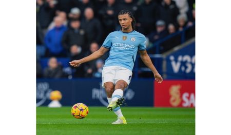 Nathan Ake memanjat meja operasi untuk mengatasi cedera kaki yang patah