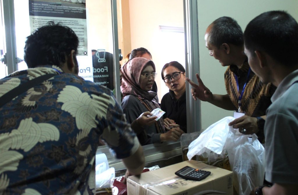 Operasi pasar makanan murah diadakan di Lembang