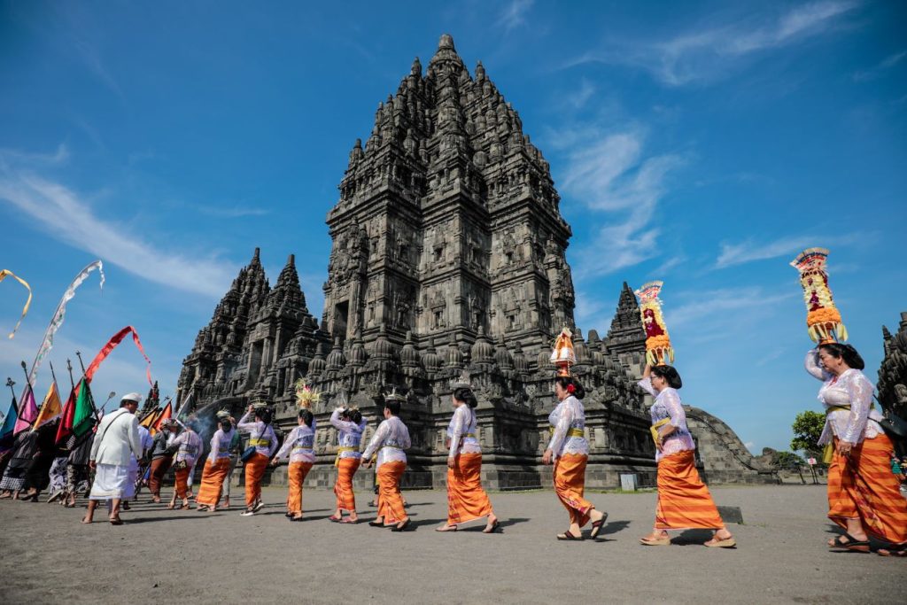 Orang Hindu akan menjadi gelar Tawur Agung Kesanga di Kuil Prambanan