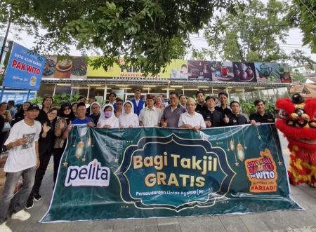 Orang antaragama semarang berbagi takjil iftar ramadhan