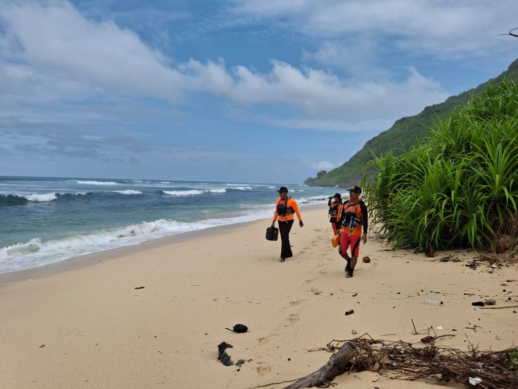 Orang asing Cina diseret oleh arus di pantai Nyang-nyang masih dalam pencarian tim SAR