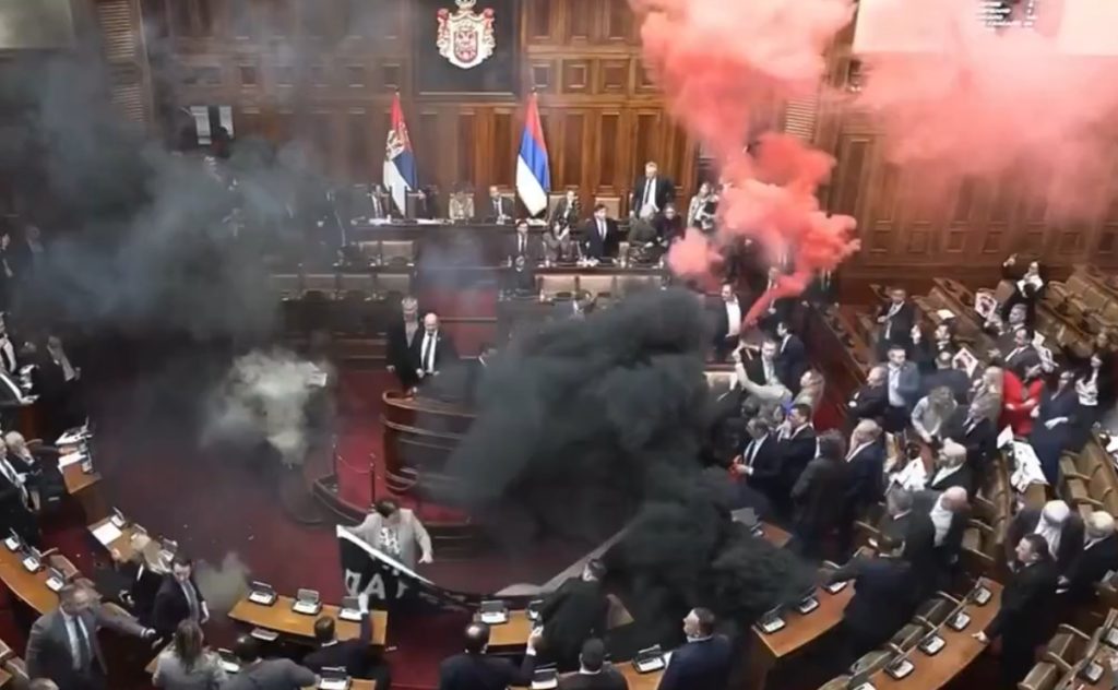 Parlemen Serbia Ricuh Oposisi Gas air mata melempar di tengah protes mahasiswa