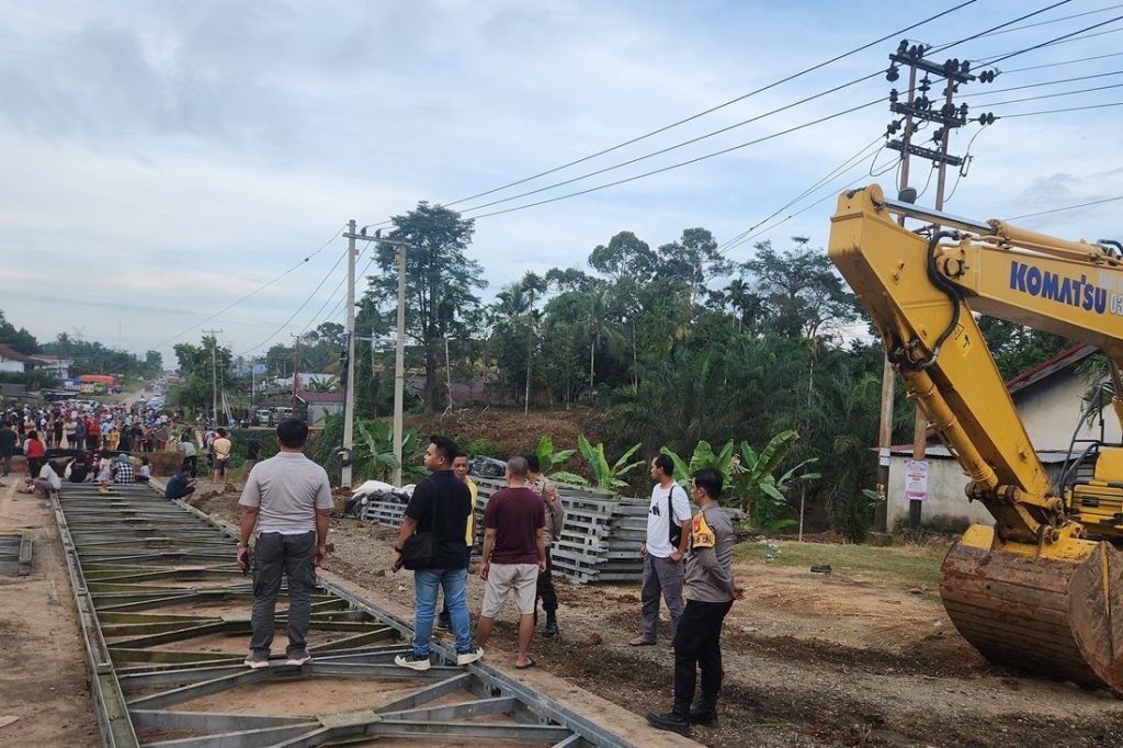 Pemasangan Jembatan Bailey dipercepat untuk menghubungkan jalinsum yang pecah