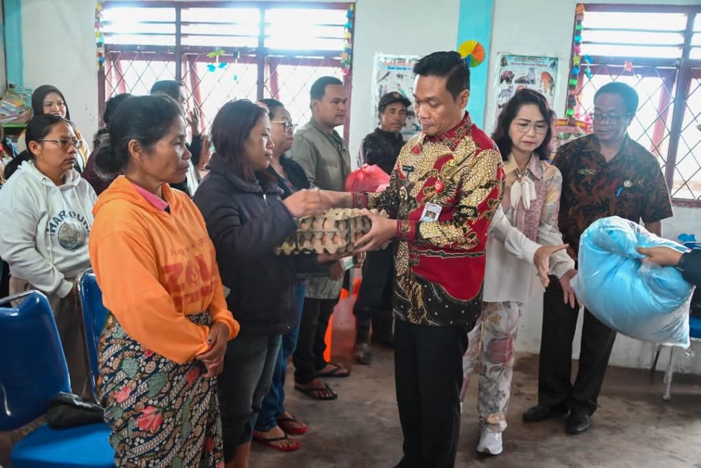 Pemerintah Kabupaten Humbahas membagikan bantuan kepada para korban tornado