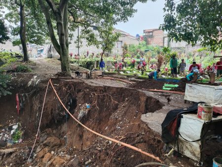 Pemerintah Kota Bandung memberikan tanah longsor di TPU Nagrog