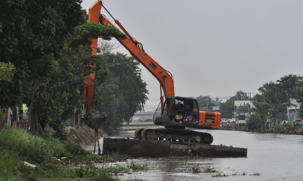 Pemerintah Provinsi DKI Jakarta mengeruk satu juta meter kubik lumpur sungai di 49 poin