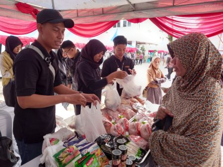 Pemerintah Provinsi Kalimantan Selatan menuangkan ribuan paket makanan murah