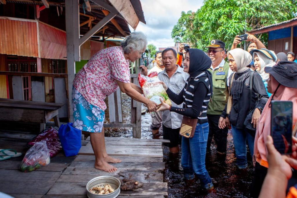 Pemerintah Provinsi Kalimantan Tengah membagikan bantuan kepada masyarakat yang terkena dampak di Palangka Raya