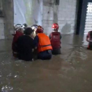 Penduduk Depok terperangkap dalam banjir, evakuasi dilakukan dengan menggunakan kapal karet