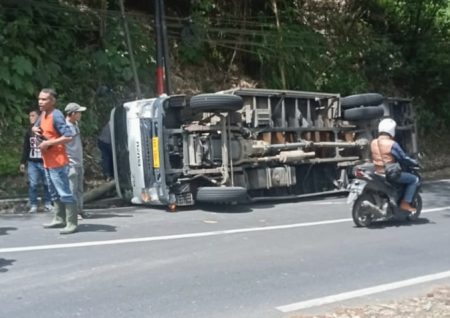 Pengendara sepeda motor terbunuh oleh sebuah truk kotak di Lembang