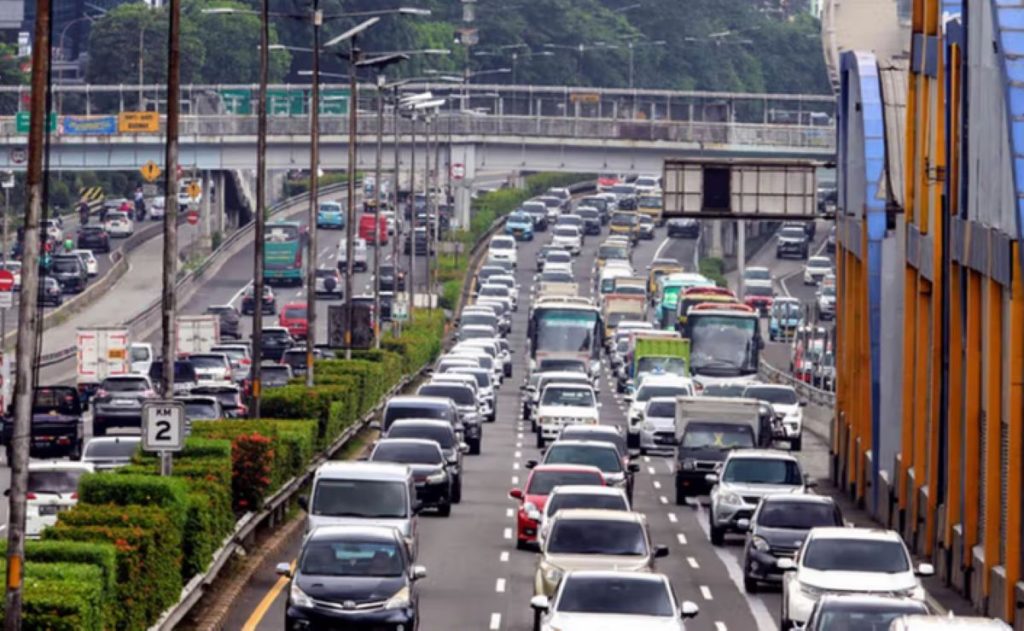 Penggunaan bahu tol di kota itu dikembangkan menjadi 17.00 selama Ramadhan