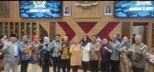 Penghargaan UNJ terhadap Komisi RDP X Parlemen Indonesia Membahas Amandemen Hukum Hukum Pendidikan Nasional