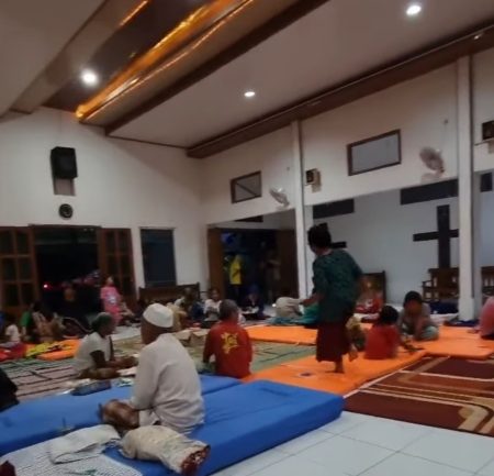 Pengungsi banjir di gereja tetap dengan sungguh -sungguh melaksanakan puasa Ramadhan