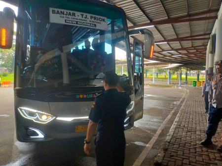 Pengusaha bus di Prian Timur mengeluh tentang perjalanan gelap yang mulai beroperasi