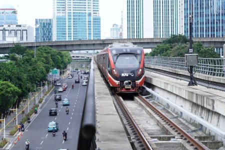 Penumpang Jabodebek LRT diizinkan untuk berbuka puasa di stasiun dan berlatih