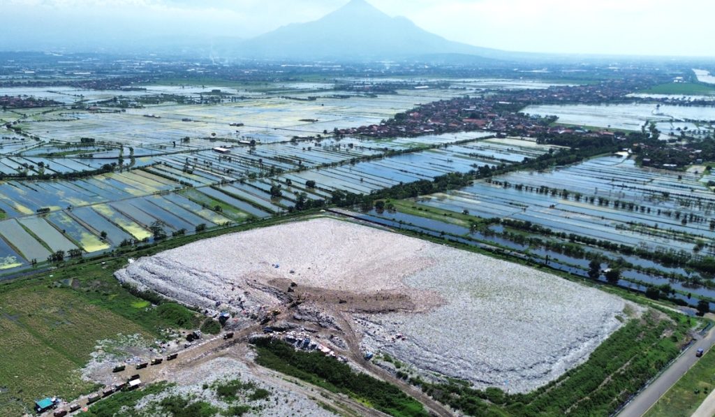 Penutupan tempat pembuangan sampah terbuka dilakukan secara bertahap