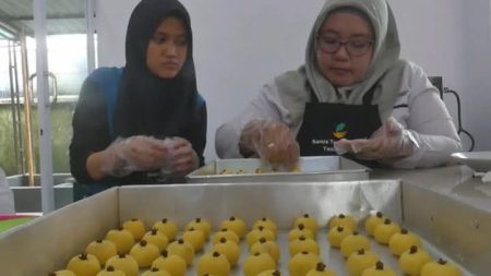 Penyandang Cacat Intelektual dilatih untuk membuat kue Idul Fitri