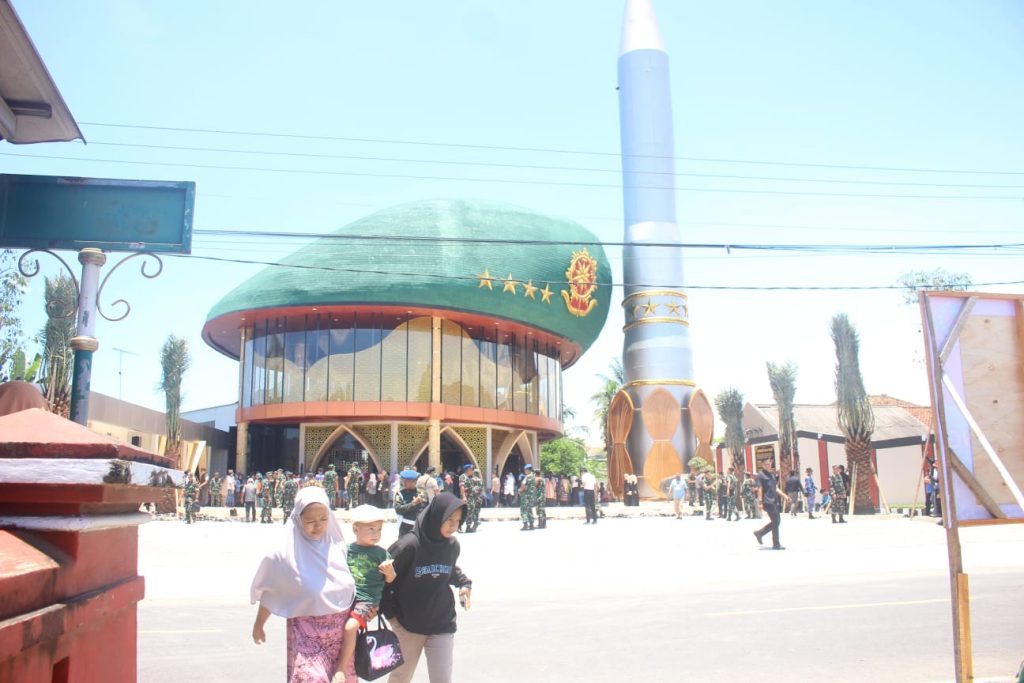 Pertama di Indonesia, masjid -masjid berkubah menjadi baret dan tongkat perintah di cijulan