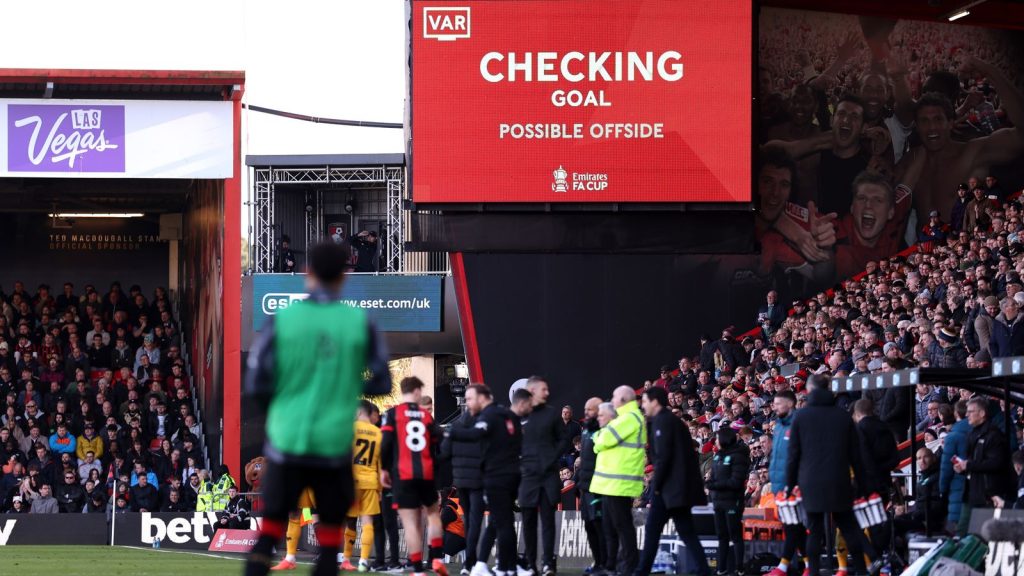 Piala FA: Pemeriksaan gol tujuh menit di Bournemouth vs Wolves meskipun teknologi offside semi-otomatis bermerek ‘memalukan’ oleh penggemar | Berita sepak bola