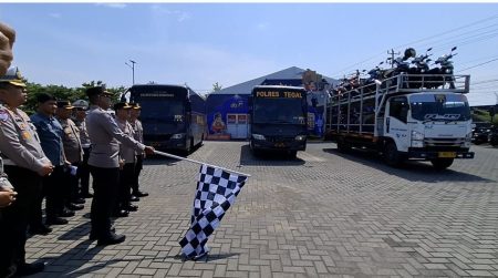 Polisi Regional Jawa Tengah Berangkat Mudik Mudik Gratis dari Brebes ke Semarang