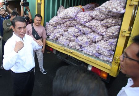 Pos Kantor Pos Memegang Operasi Pasar Makanan Murah Menjelang Idul Fitri