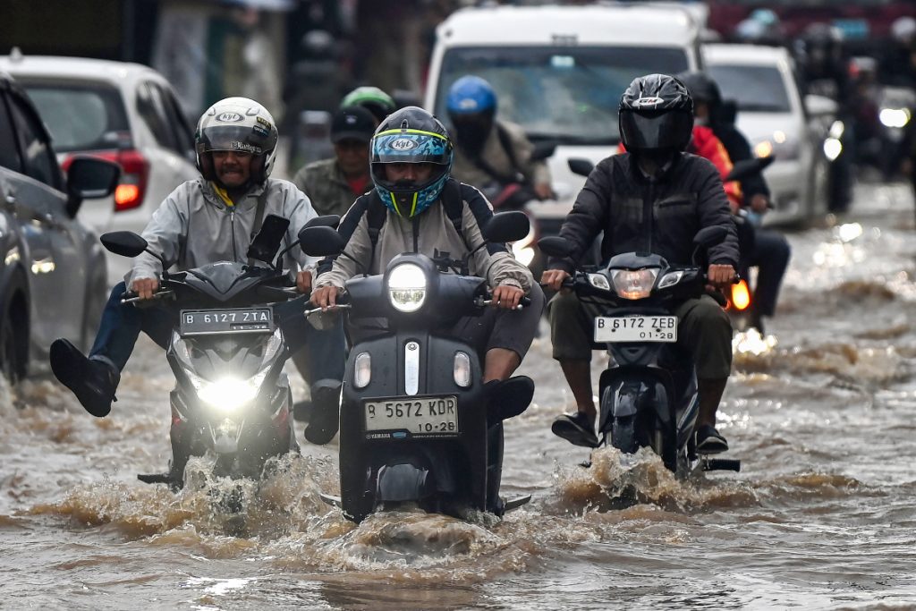 Potensi hujan lebat disertai dengan kilat, bersama dengan perkiraan cuaca di Jawa Barat Selasa, 11 Maret 2025