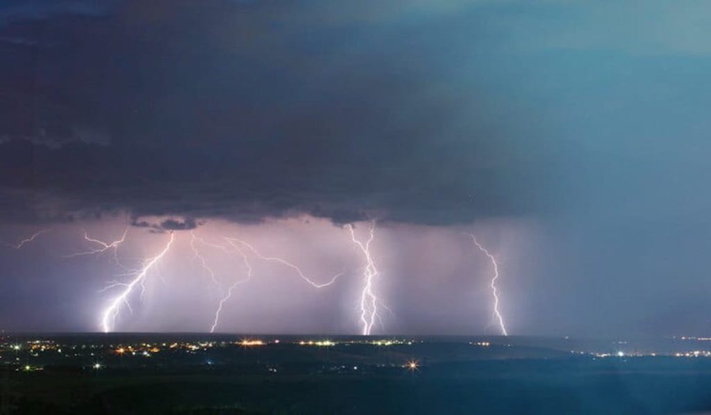 Prakiraan Cuaca Kamis, 20 Maret 2025 Peringatan untuk Lightning Rain dan Waves Tinggi di Sejumlah Daerah