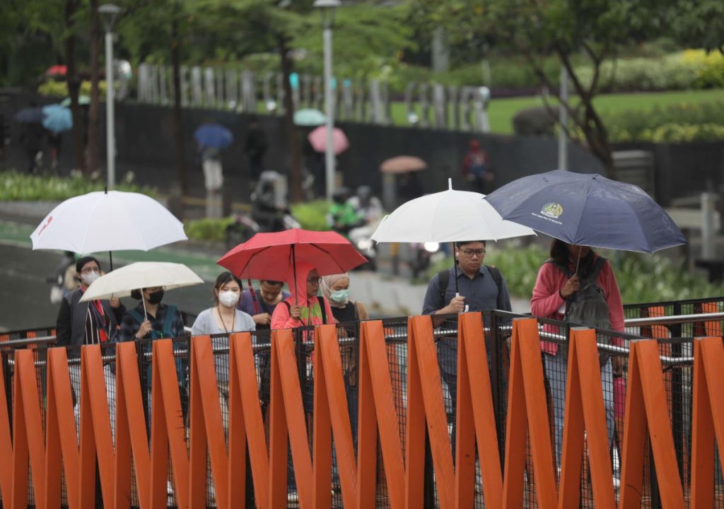 Prakiraan cuaca Jakarta hari ini, 3 Maret 2025 hujan merata