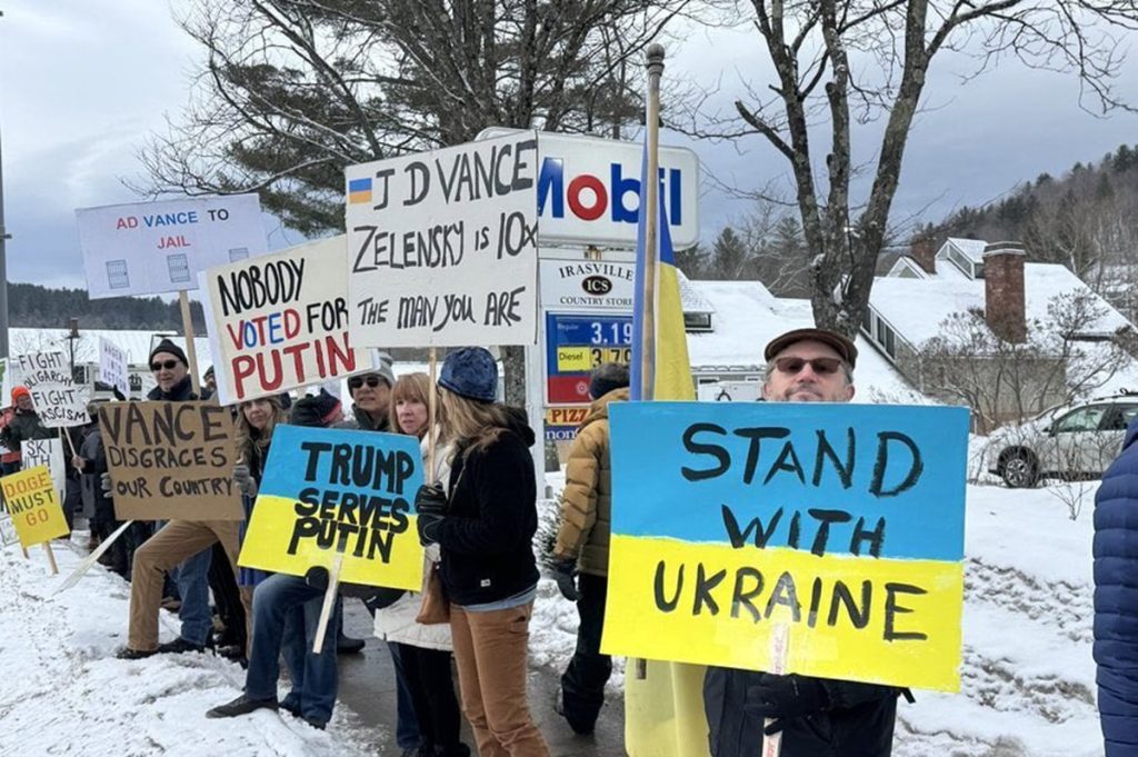 Pro-Ukraina Demonstrasi Menyambut Jd Vance di Vermont Post Ketegangan dengan Trump dan Zelensky