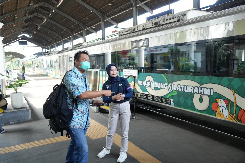 Pt Kai Daops 8 Surabaya menghadirkan livery kereta tema yang ceria untuk Transportasi Lebaran 2025