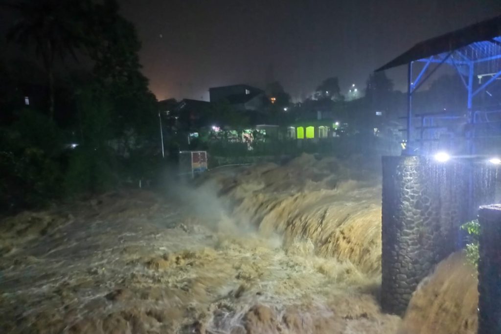 Puncak Bogor dicuci oleh hujan, air di hulu sungai Cibalok Gadog Bendung terus naik