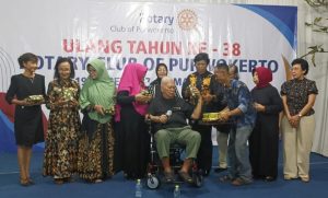 RCC Utami Rotary Club Purwokerto berbagi cinta kepada pengemudi dan bidan