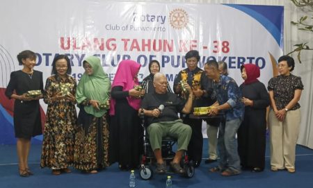 RCC Utami Rotary Club Purwokerto berbagi cinta kepada pengemudi dan bidan