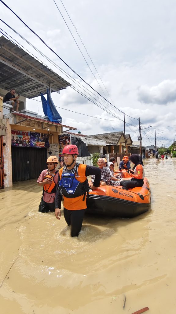 RUMAH ZAKAT Mengirim sukarelawan, evakuasi penduduk yang terkena dampak banjir Jabodetabek