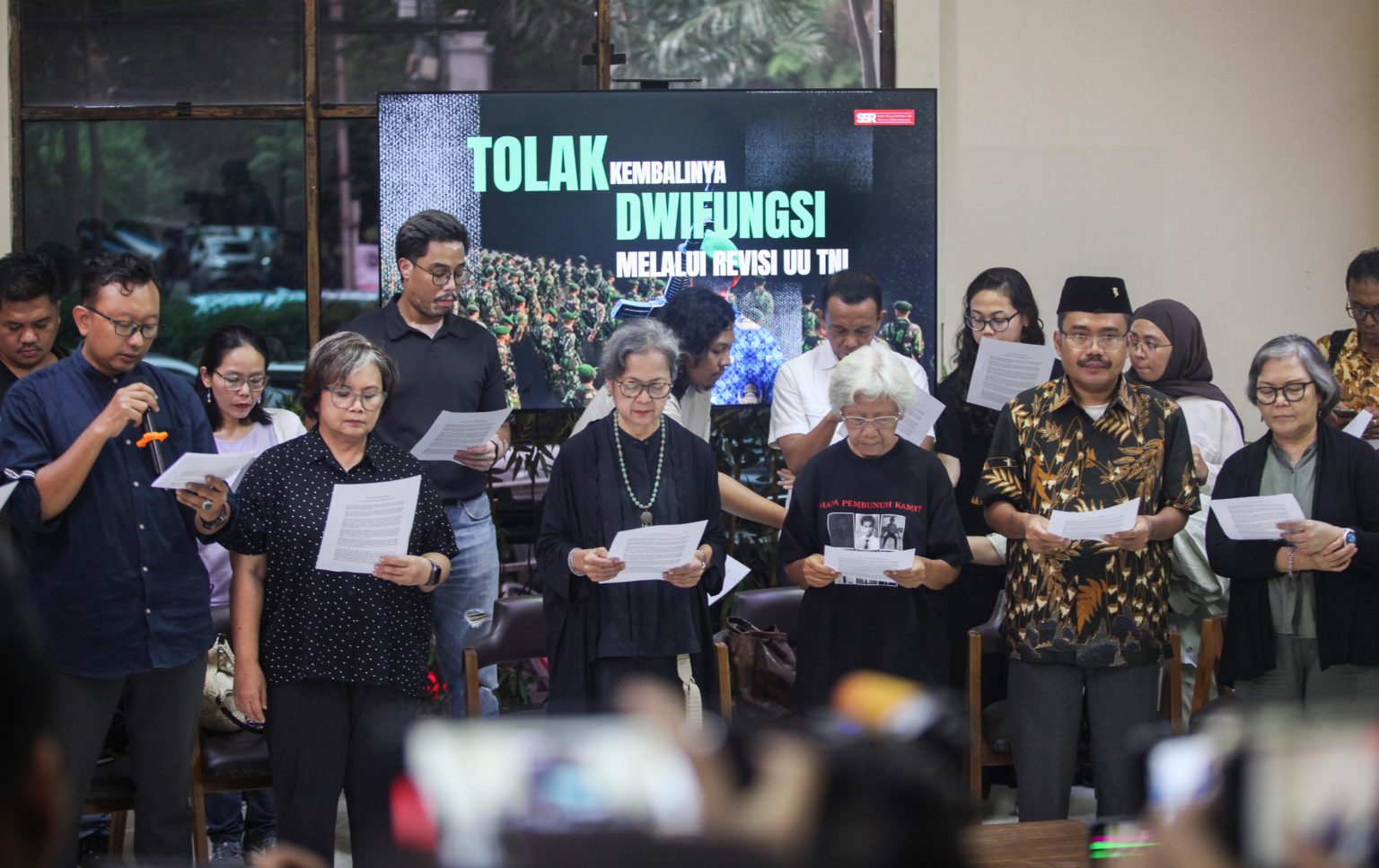 Rapat, koalisi masyarakat sipil dan parlemen sepakat untuk menolak kembalinya tni dwifunction