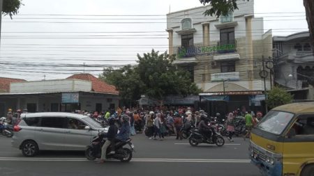 Ratusan mantan pekerja Sritex mengantri untuk mengurus relaksasi kontribusi BPJ