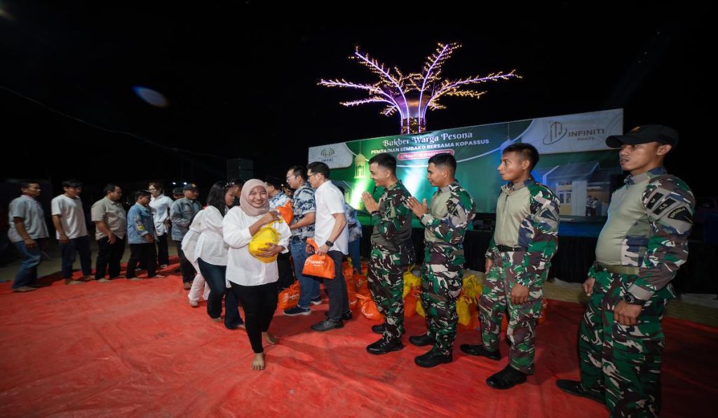 Ratusan penduduk menerima paket paket makanan Idul Fitri